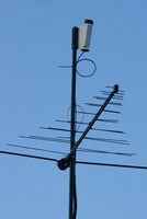 Фотография метеостанции на крыше + антенны для радионаблюдения метеоров